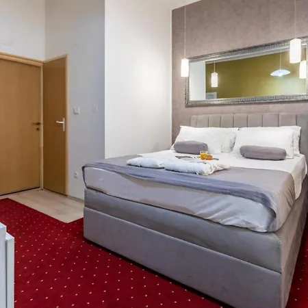 Sublime Double Bedroom With Breakfast And Free Mini Bar