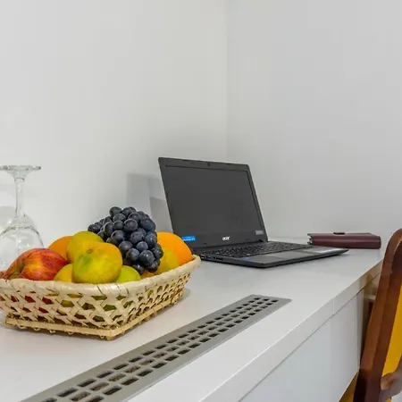 Sublime Double Bedroom With Breakfast And Free Mini Bar 斯普利特