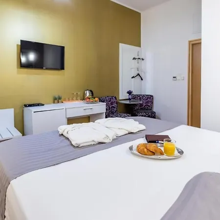 Sublime Double Bedroom With Breakfast And Free Mini Bar 住宿加早餐酒店